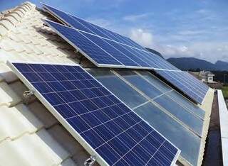 Painéis solares são dispositivos utilizados para converter a energia da luz do Sol em energia elétrica. (Foto:Divulgação)