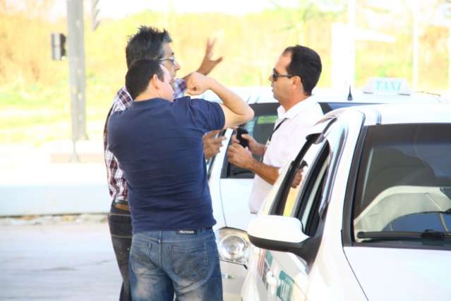 Taxista leva soco em disputa por passageiro no aeroporto da Capital
