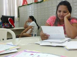 A autônoma Ana Paula lê carta, enquanto sua amiga e psicóloga Jenifer Caliedja apadrinha um dos pedidos ao Papai Noel (Foto: Kleber Clajus)