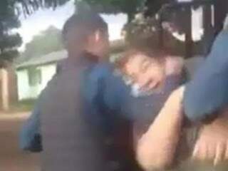 Momento em que policial da uma &quot;gravata&quot; na mulher que em seguida cai no chão. (Foto: Reprodução/Direto das Ruas) 