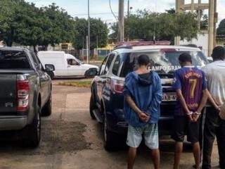 Trio preso ao lado de caminhonete usada por vítima durante tentativa de sequestro (Foto: Divulgação/PM)