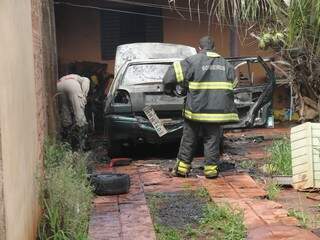 Bombeiros agiram rápido, mas chamas destruíram totalmente veículo (Foto: Simão Nogueira)