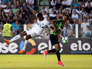 Lance da partida entre Santos e América no estádio da Vila Belmiro (Foto: América Mineiro/Divulgação)