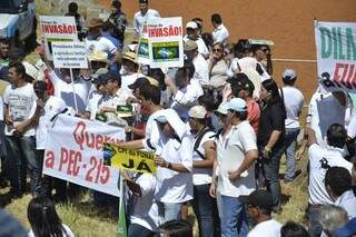Produtores rurais se manifestaram contra demarcações durante visita da presidente Dilma (Foto: Marcos Ermínio)