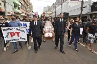 Manifestantes caminharam pelas ruas do centro da Capital carregando o caixão de Dilma. (Foto: Marcelo Calazans)