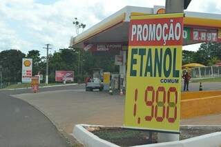 População procura postos que ofereçam valor menor do combustível (Foto:  Pedro Peralta)