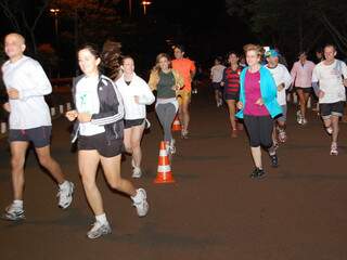 Grupo se reúne para correr no Parque dos Poderes três vezes por semana. (Foto: Simão Nogueira)