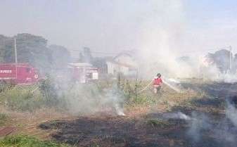 Inc&ecirc;ndio em &aacute;rea residencial mobiliza duas viaturas dos Bombeiros
