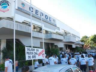 Policiais fazem manifestação em frente ao Cepol. (Foto: Simão Nogueira)