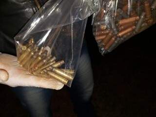 Cápsulas de fuzil recolhidas em local do ataque ontem em Pedro Juan; médico e segurança de piloto morreram (Foto: ABC Color)