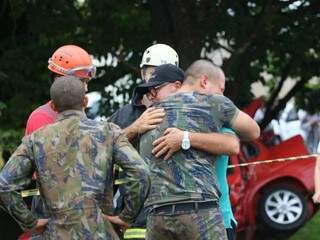 O abraço foi o remédio para acalmar e confortar o coração do soldado que havia acabado de perder família num acidente de carro. (Foto: Marcos Maluf)