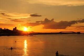 O happy hour em Corumbá parece se concentrar ali, sem mesas e nem cerveja, apenas olhando a vista. (Foto: Marcos Ermínio)