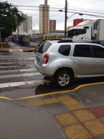 Carro para em faixa de pedestre e atrapalha passagem 