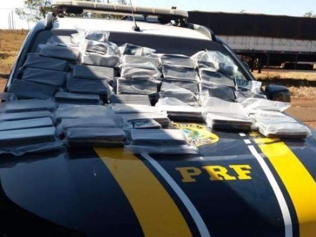 Em bloqueio, policia apreende 56 kg de coca&iacute;na em painel de caminhonete 