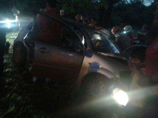 Mulher morre ap&oacute;s ve&iacute;culo em que estava colidir em &aacute;rvore 