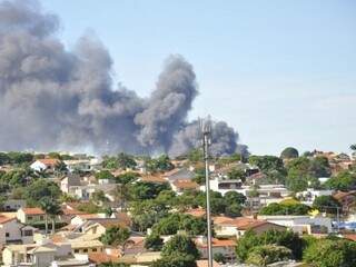 Estragos do incêndio na loja Paulistão vistos por outra região da cidade. (Foto: Josué dos Anjos)