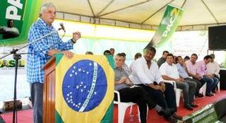 Senador Delcídio do Amaral durante cerimônia no município de Inocência (Foto: Divulgação)