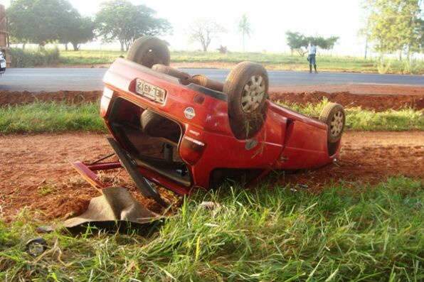  Pol&iacute;cia encontra carro com rodas para cima e sem motorista na MS-276