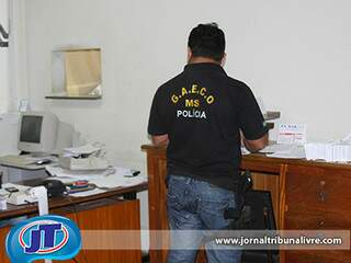 Agente durante buscas na prefeitura de Paranaíba. (Foto: Jornal Tribuna Livre)