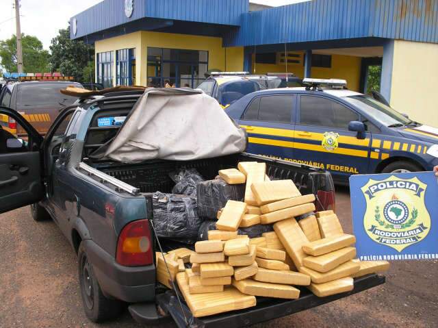  Traficante abandona carro com maconha em barreira da PRF em &Aacute;gua Clara