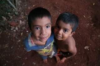 Acampamento já tem muitas crianças, como os amigos  Edson e Renan. (Foto: Marcos Ermínio)