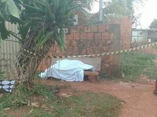 Mulher estava deitada em cima de banco, em frente a casa onde morava. (Foto: Adriano Fernandes)