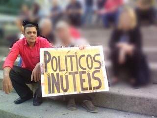Oliveira aparece em fotos participando de atos contra políticos e em favor de setores de esquerda. (Foto: Reprodução/Facebook)