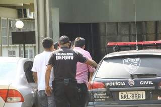 Prefeito afastado da Capital chega ao Instituto Médico Legal para exame de corpo delito (Foto: Marcos Ermínio)