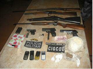 Durante operação, Polícia apreendeu armas, munições e porções de drogas. (Foto: Mercosul News)