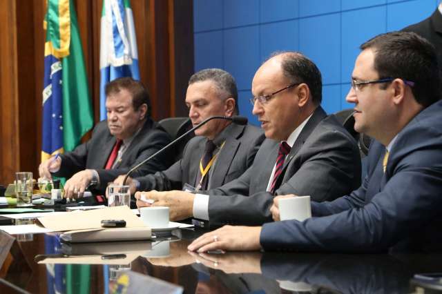 Deputados aprovam uso de fundo para obras vi&aacute;rias e de saneamento