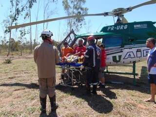 Resgate do piloto José Massahico Koizumi pela equipe do Corpo de Bombeiros, em Coxim, na última sexta-feira (Foto: 5º Subgrupamento de Bombeiros Militar Independente) 