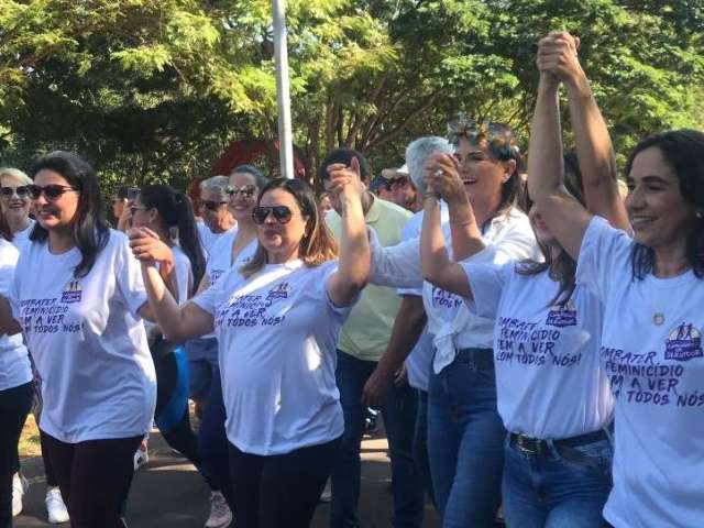 Com Lu&iacute;za Brunet, marcha d&aacute; in&iacute;cio a campanha estadual de combate ao feminic&iacute;dio