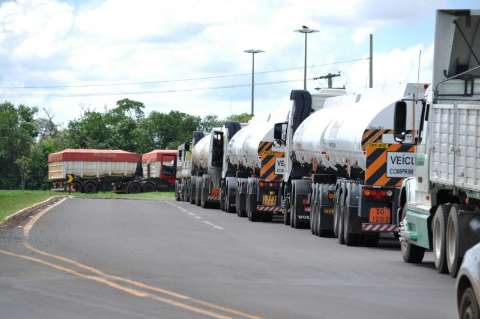 Apesar da decisão e multa de R$ 10 mil, caminhoneiros permanecem com bloqueios 