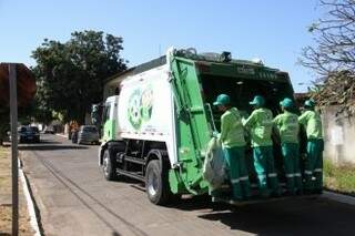 Prefeitura diz que pagamentos variam conforme quantidade de lixo coletada. (Foto: Divulgação PMCG)