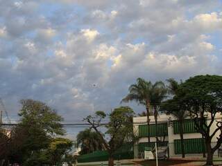 Após chuvarada, céu amanheceu encoberto por nuvens em Campo Grande (Foto: Henrique Kawaminami) 