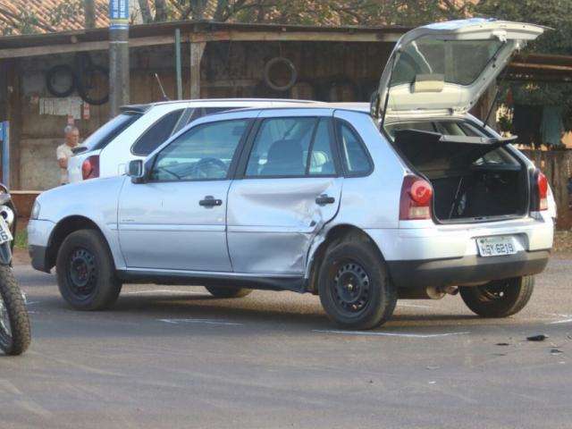 Acidente entre carro e moto deixa um gravemente ferido na Guaicurus