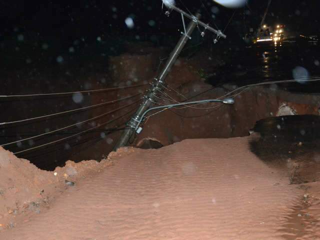  Eros&atilde;o no Nova Lima aumenta e engole poste na Marqu&ecirc;s de Herval