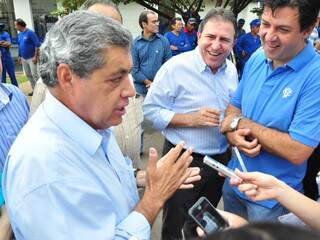 Observado por Giroto e Mandetta, governador comenta possibilidade de ter que abrir mão de assessores em razão das eleições municipais. (foto: João Garrigó)