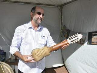 Carlos Luiz e o charango boliviano. Instrumento é feito com casco de tatu. (Foto: Marcelo Calazans)
