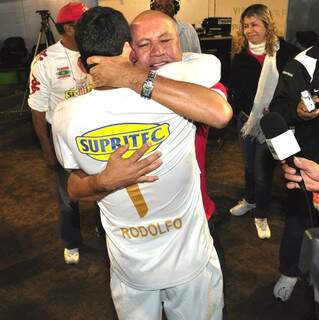 Goleiro Rodolfo abraça presidente do Comercial, Carlos Alberto Assis, logo após conquista do Estadual em 2010. Foto: Arquivo/ Marcelo Victor