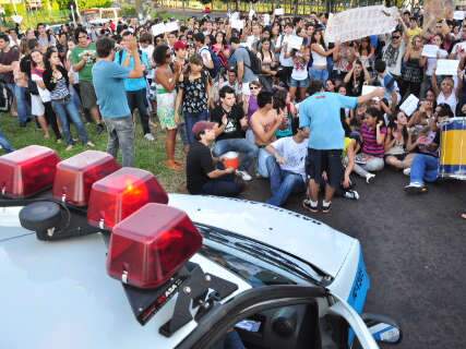  Protesto de estudantes da UFMS causa congestionamento na Avenida Costa e Silva