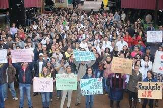Aproximadamente 200 servidores protestaram hoje em Dourados (Foto: Dourados News)
