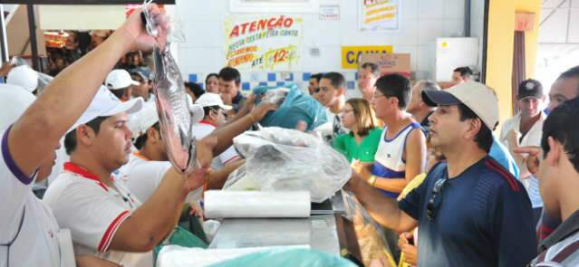  Feriado tem peixarias lotadas e decep&ccedil;&atilde;o com pre&ccedil;o dos ovos
