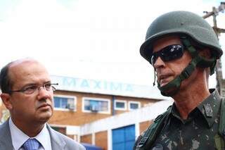 Secretário de segurança e comandante militar do oeste durante entrevista coletiva (Foto: André Bittar)