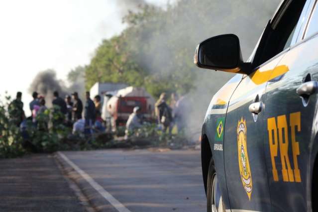 Bloqueio na BR-262 continua e moradores exigem presen&ccedil;a da Prefeitura