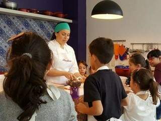 Andrea é a chef que ministra o curso e há anos se especializou em culinária para os pequenos. 