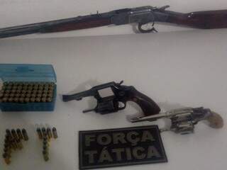 Armas e munições apreendidas com os suspeitos (Foto: divulgação/Polícia Militar) 