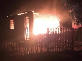 Fogo consumindo residência durante à noite de ontem (Foto: JT/BV News)