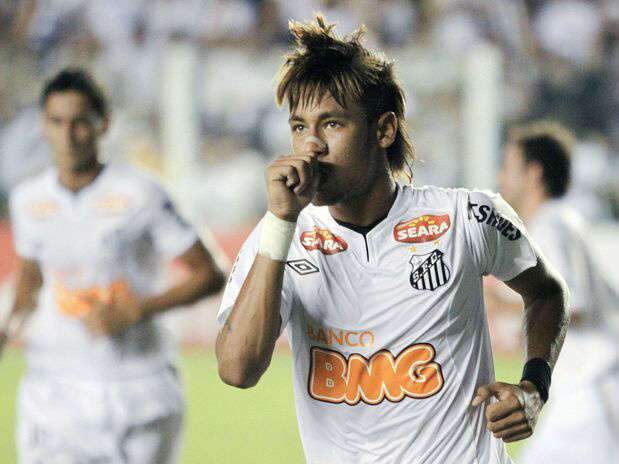  Com gols de Neymar, Santos vence Internacional por 3 a 1