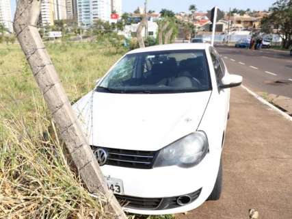 Carro &eacute; arremessado 70 metros depois de colis&atilde;o na Via Parque